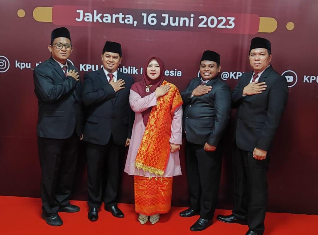HERI MENGUCAPKAN SELAMAT KEPADA KHODIJATUL QUBRO SEBAGAI KETUA KPU TANJAB TIMUR PERIODE 2023-2028.